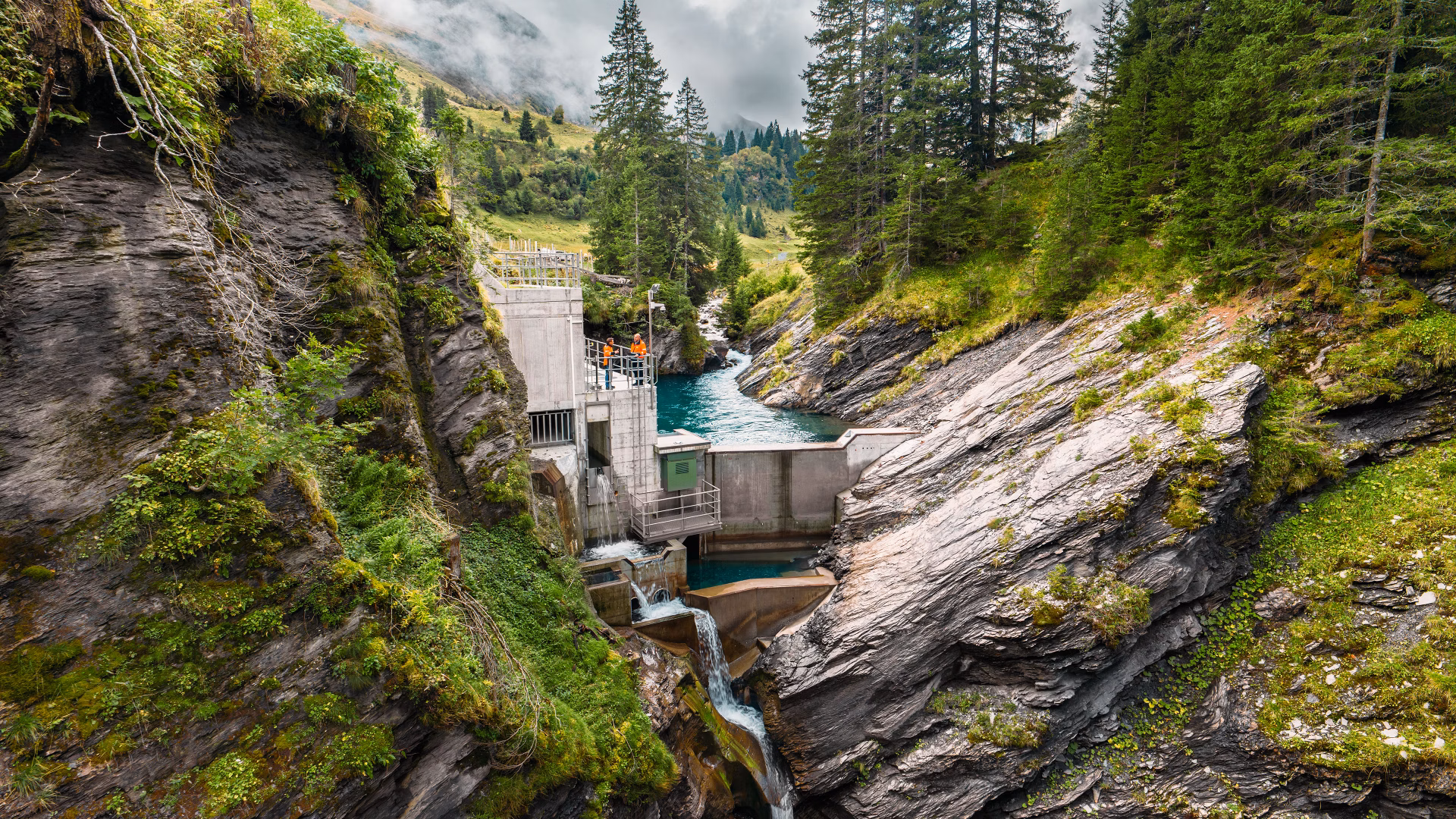 Wasserkraftanlage in einer bewaldeten Felsschlucht mit fliessendem Gebirgsbach