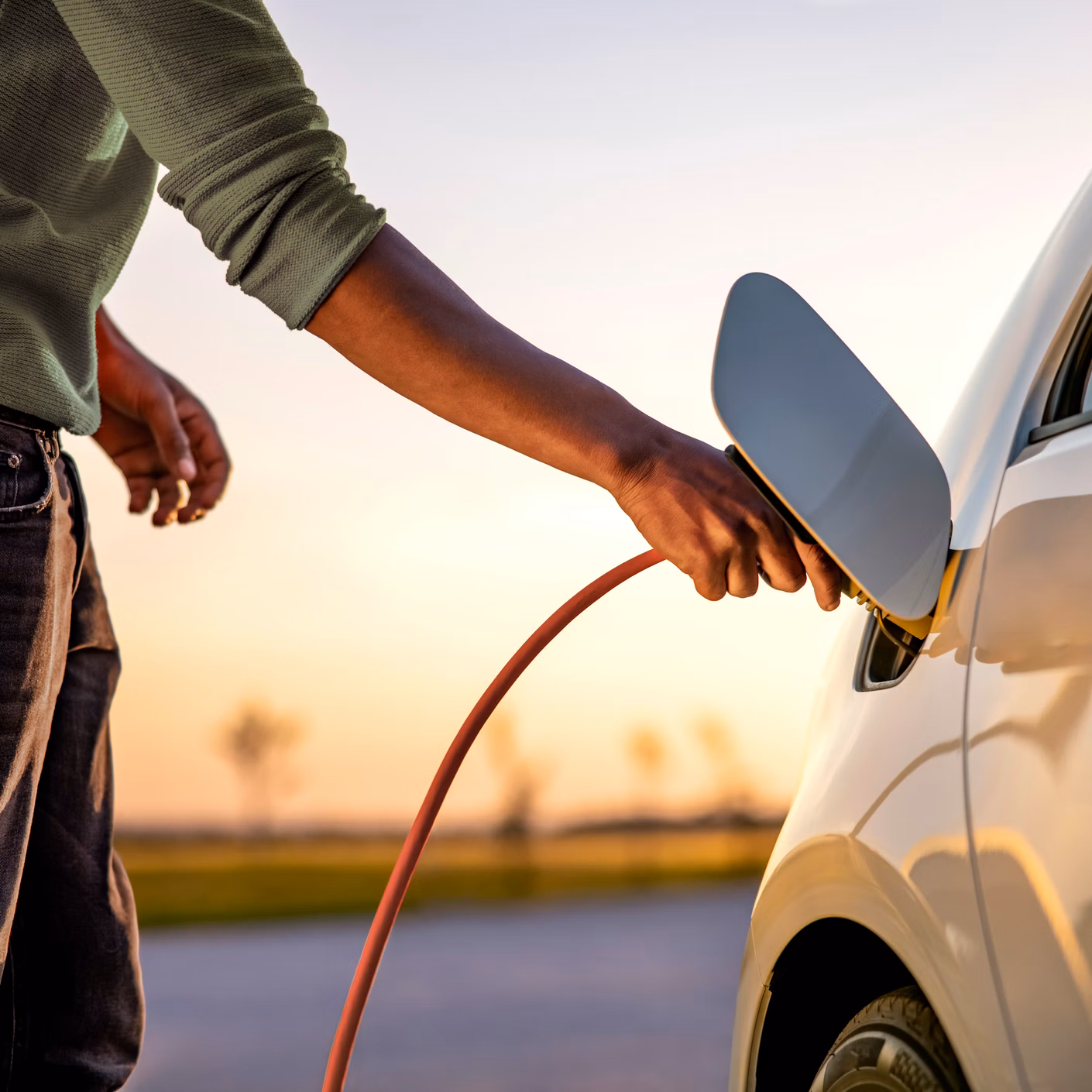 e-Auto wird in Abenddämmerung geladen