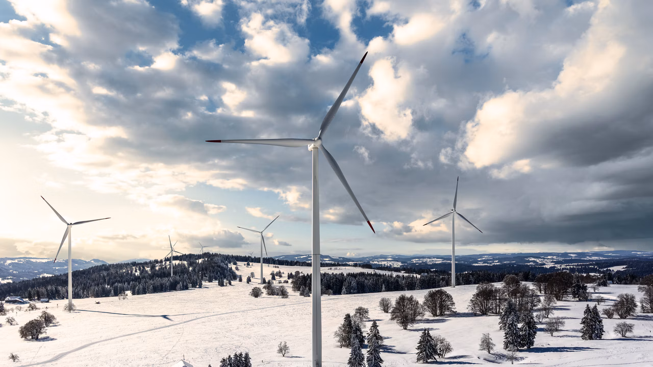 Der Windpark Juvent ist nicht nur die älteste, sondern auch der mit Abstand grösste der Schweiz. Pro Jahr produziert er bis zu 91 Gigawattstunden Strom.