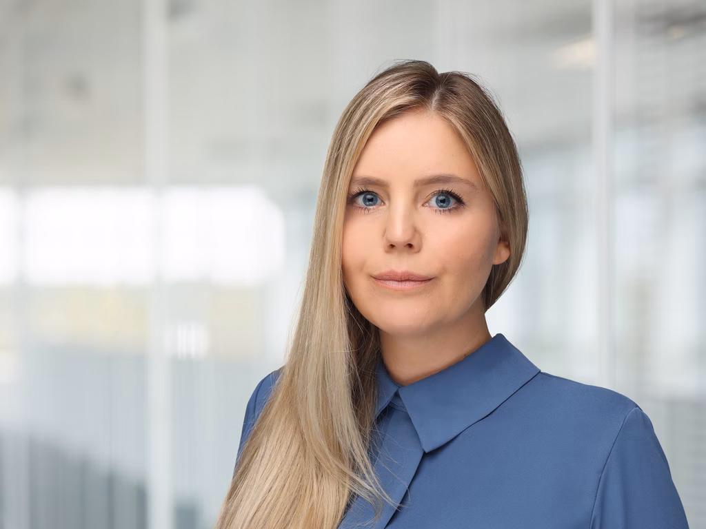 Frau in blaue, Hemd vor verschommenem Hintergrund